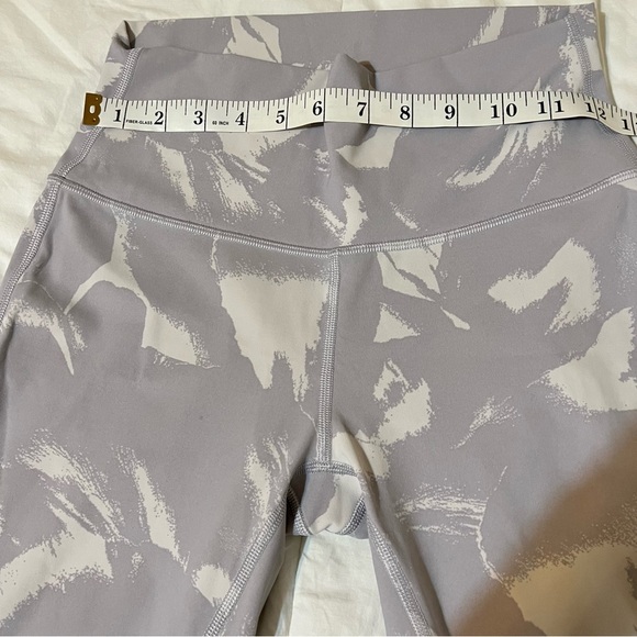 Lululemon crop size 6, camo gray and white - Picture 2 of 10